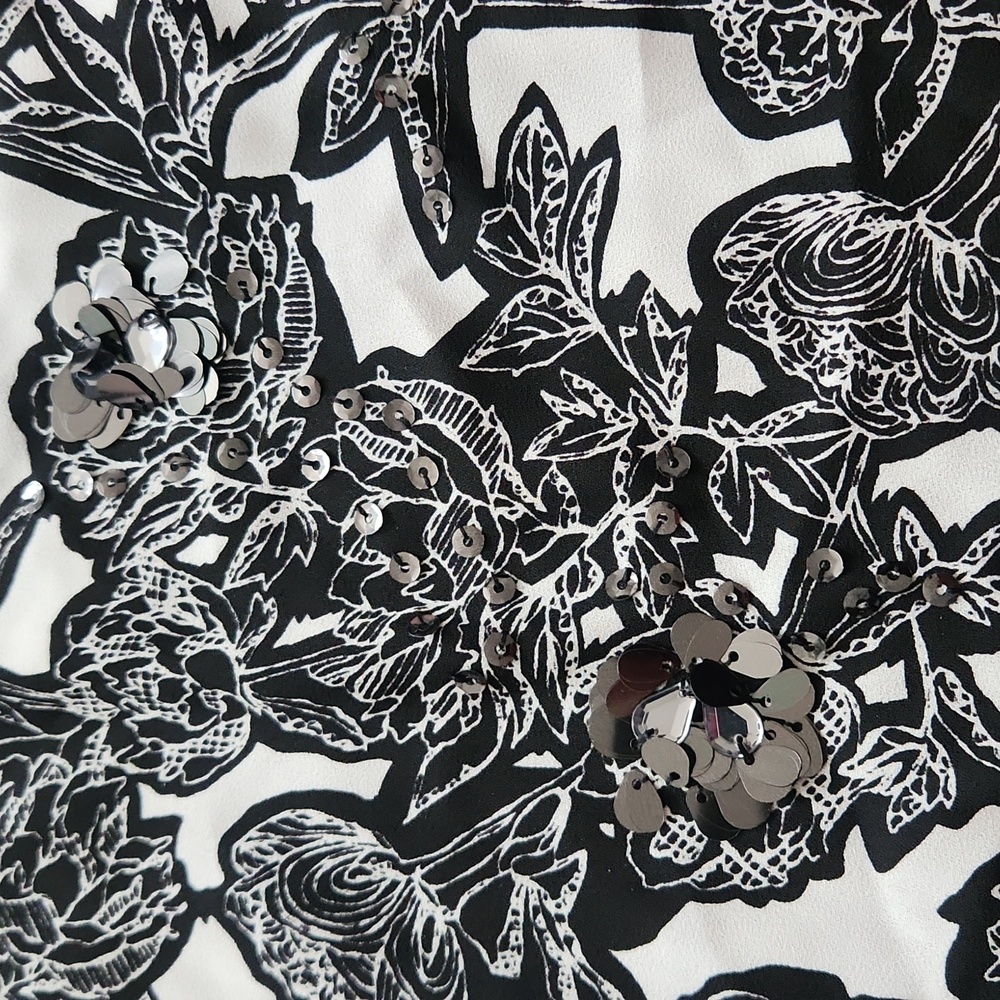 Express Patterned T-Back Tank Top - Picture 2 of 3